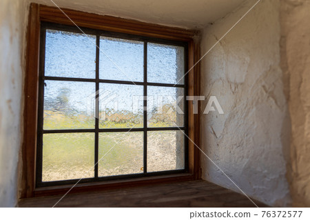 咖啡館經常見到的時尚室內窗戶 咖啡館經常見到的時尚室內窗戶 76372577