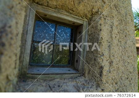 咖啡館經常見到的時尚室內窗戶 咖啡館經常見到的時尚室內窗戶 76372614