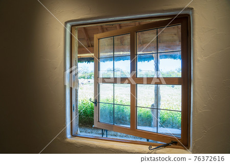 咖啡館經常見到的時尚室內窗戶 咖啡館經常見到的時尚室內窗戶 76372616