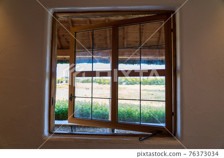 咖啡館經常見到的時尚室內窗戶 76373034