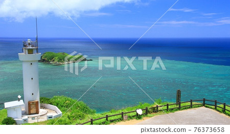 熱帶圖像 沖繩縣石垣島的白色燈塔和藍色珊瑚礁海 平久崎燈塔 76373658