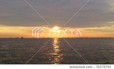 黃昏倒映在海面上 黃昏倒映在海面上 76378795