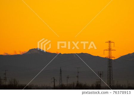 Sunset over the mountains of Reggio Emilia, Italy 76378913