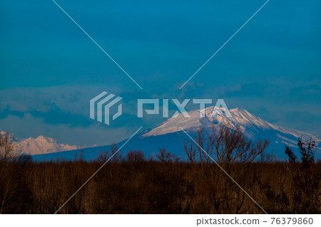 Sunrise over the Monte Baldo italians snowy Alps, in winter 76379860
