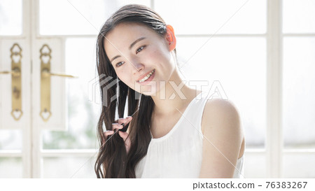 Smiley young woman beauty beauty 76383267