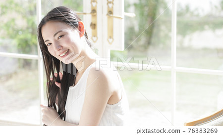 Smiley young woman beauty beauty 76383269