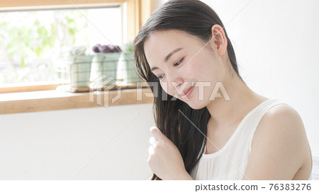 Smiley young woman beauty beauty 76383276
