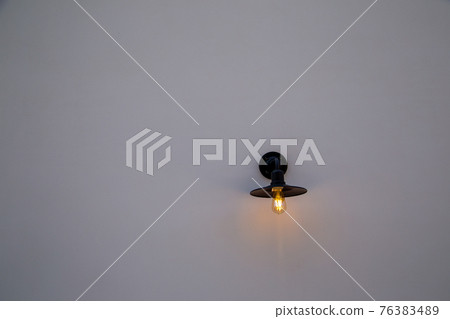 白牆上的複古燈具 76383489
