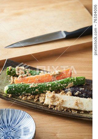 從米糠層取出的米糠泡菜 從米糠層取出的米糠泡菜 76384006