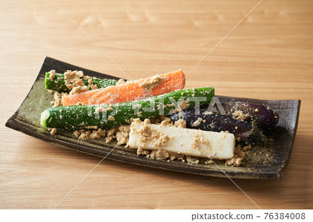從米糠層取出的米糠泡菜 從米糠層取出的米糠泡菜 76384008