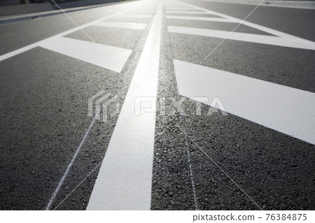 Road markings New road before opening with traces of newly paved chalk auxiliary lines Road markings New road before opening with traces of newly paved chalk auxiliary lines 76384875