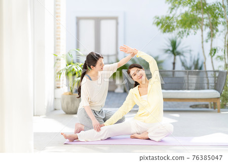 瑜伽教練和高級女性 76385047