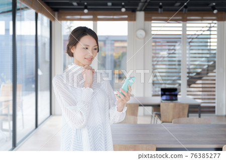 Working female upper body in her 20s Working female upper body in her 20s 76385277