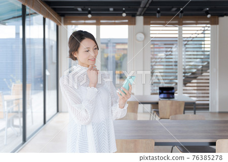 Working female upper body in her 20s Working female upper body in her 20s 76385278