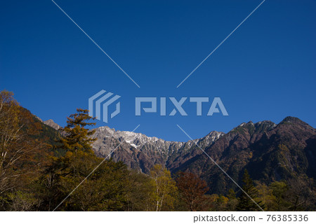Autumn Kamikochi [Hotaka mountain range seen from around Kappa Bridge] 76385336