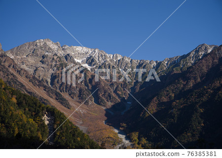 秋天的上高地【從河童橋附近眺望穗高山脈的絕景】 76385381