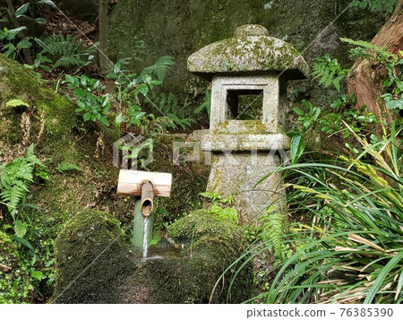Shishi-odoshi that expresses Japanese tradition, Wabi-sabi. This is a Japanese landscape taken with moss in the spring season. 76385390