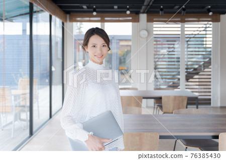 Working female upper body in her 20s 76385430