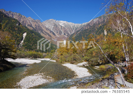 Autumn Kamikochi [Hotaka mountain range seen from around Kappa Bridge] 76385545