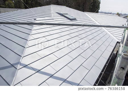 Roof of the house under construction 76386158