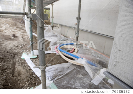Scaffolding image seen from below the house under construction Scaffolding image seen from below the house under construction 76386182