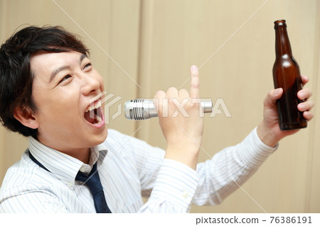 一個商人在下班回家的路上享受卡拉 OK 一個商人在下班回家的路上享受卡拉 OK 76386191