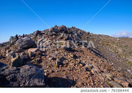 A mountain trail from the vicinity of the triangular point of the crater (pot) of Mt. Nasu (Mt. Chausu) in Tochigi Prefecture to the mountaintop A mountain trail from the vicinity of the triangular point of the crater (pot) of Mt. Nasu (Mt. Chausu) in Tochigi Prefecture to the mountaintop 76386444