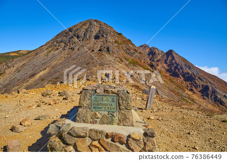 山峰山頂茶館避難所前的路標上方的劍峰。 76386449