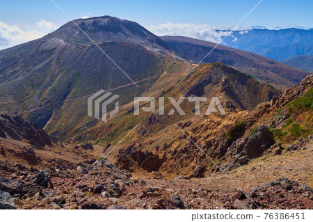 秋天從櫪木縣那須山(朝日山)山頂附近眺望南側的茶臼山 秋天從櫪木縣那須山(朝日山)山頂附近眺望南側的茶臼山 76386451