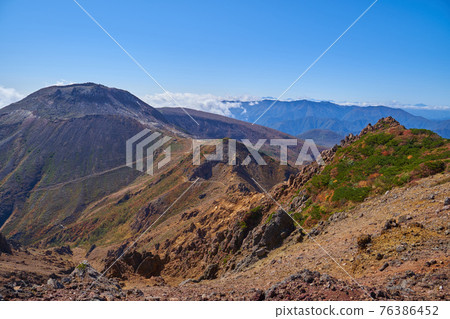 Looking toward Mt. Chausu on the south side from the vicinity of the summit of Mt. Nasu (Mt. Asahi) in Tochigi Prefecture in autumn 76386452