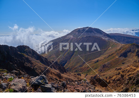 Looking toward Mt. Chausu on the south side from the vicinity of the summit of Mt. Nasu (Mt. Asahi) in Tochigi Prefecture in autumn Looking toward Mt. Chausu on the south side from the vicinity of the summit of Mt. Nasu (Mt. Asahi) in Tochigi Prefecture in autumn 76386453