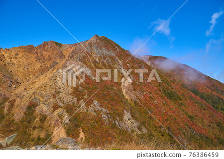 從櫪木縣那須山的山路(約1650m)看,北側紅葉染紅的旭岳 從櫪木縣那須山的山路(約1650m)看,北側紅葉染紅的旭岳 76386459