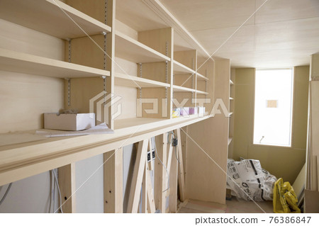 在建築中間的牆壁內部建築圖像房子 在建築中間的牆壁內部建築圖像房子 76386847