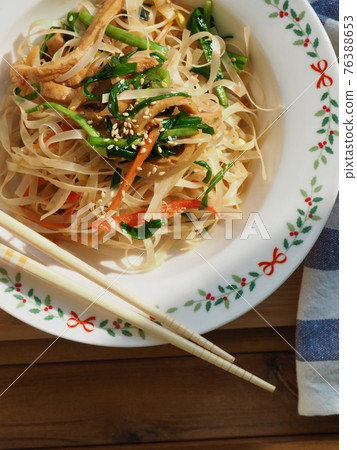 亞洲食品炒米粉配蔬菜 亞洲食品炒米粉配蔬菜 76388653