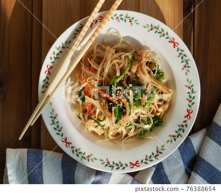 亞洲食品炒米粉配蔬菜 亞洲食品炒米粉配蔬菜 76388654