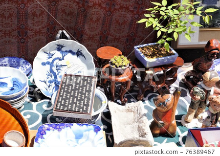 《古董市場盤子和雜貨》 76389467