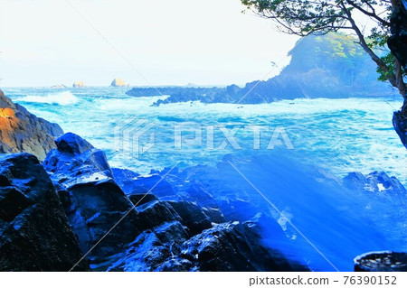 Kamiwarizaki that raises rough waves and splashes Kamiwarizaki that raises rough waves and splashes 76390152