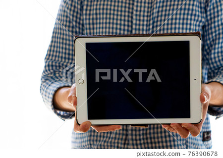 Woman showing screen with tablet 76390678