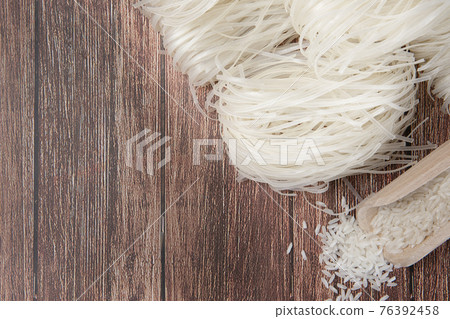 raw rice noodles and rice 76392458