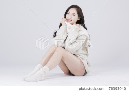 Asian female model with long hair, winter beauty concept Asian female model with long hair, winter beauty concept 76393040