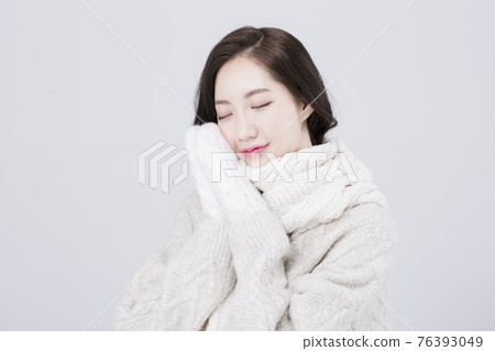 Asian female model with long hair, winter beauty concept 76393049