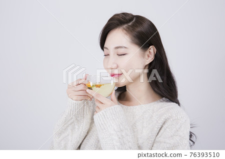 Asian female model with long hair, winter beauty concept Asian female model with long hair, winter beauty concept 76393510