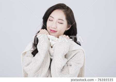 Asian female model with long hair, winter beauty concept Asian female model with long hair, winter beauty concept 76393535