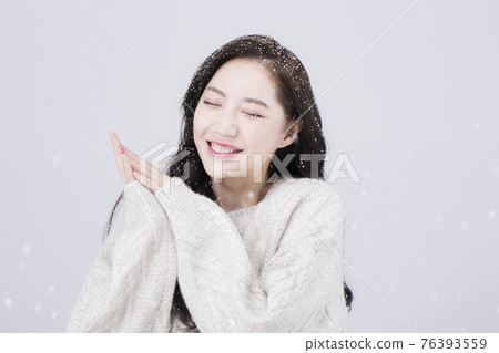 Asian female model with long hair, winter beauty concept Asian female model with long hair, winter beauty concept 76393559