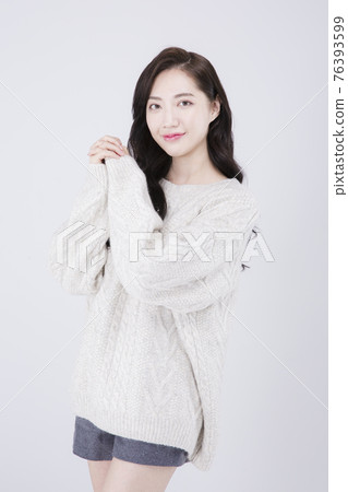 Asian female model with long hair, winter beauty concept Asian female model with long hair, winter beauty concept 76393599