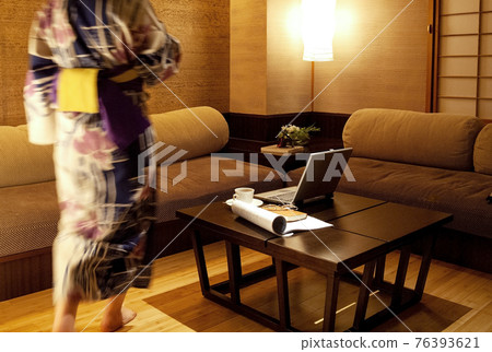 穿著浴衣走路的女人的後視圖 76393621