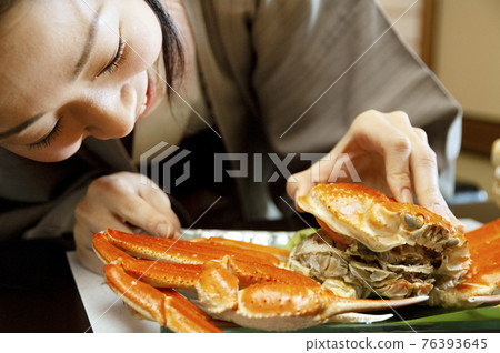 一個女人的手打開蟹殼 76393645