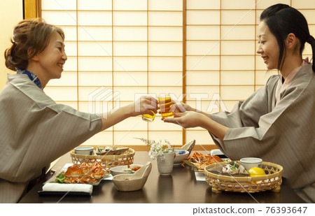 浴衣母女在客棧敬酒 76393647