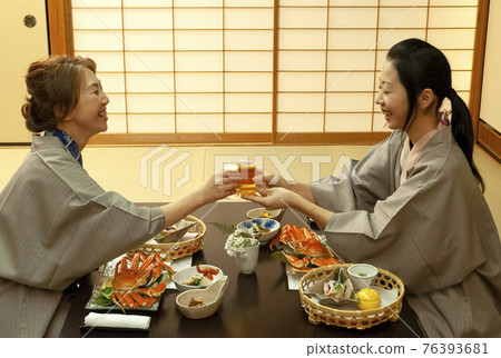 Yukata mother and daughter toasting at the inn 76393681