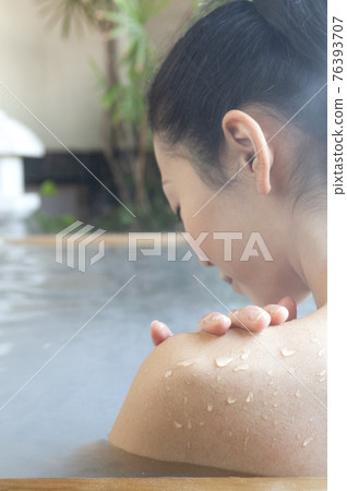 A woman in a hot spring 76393707